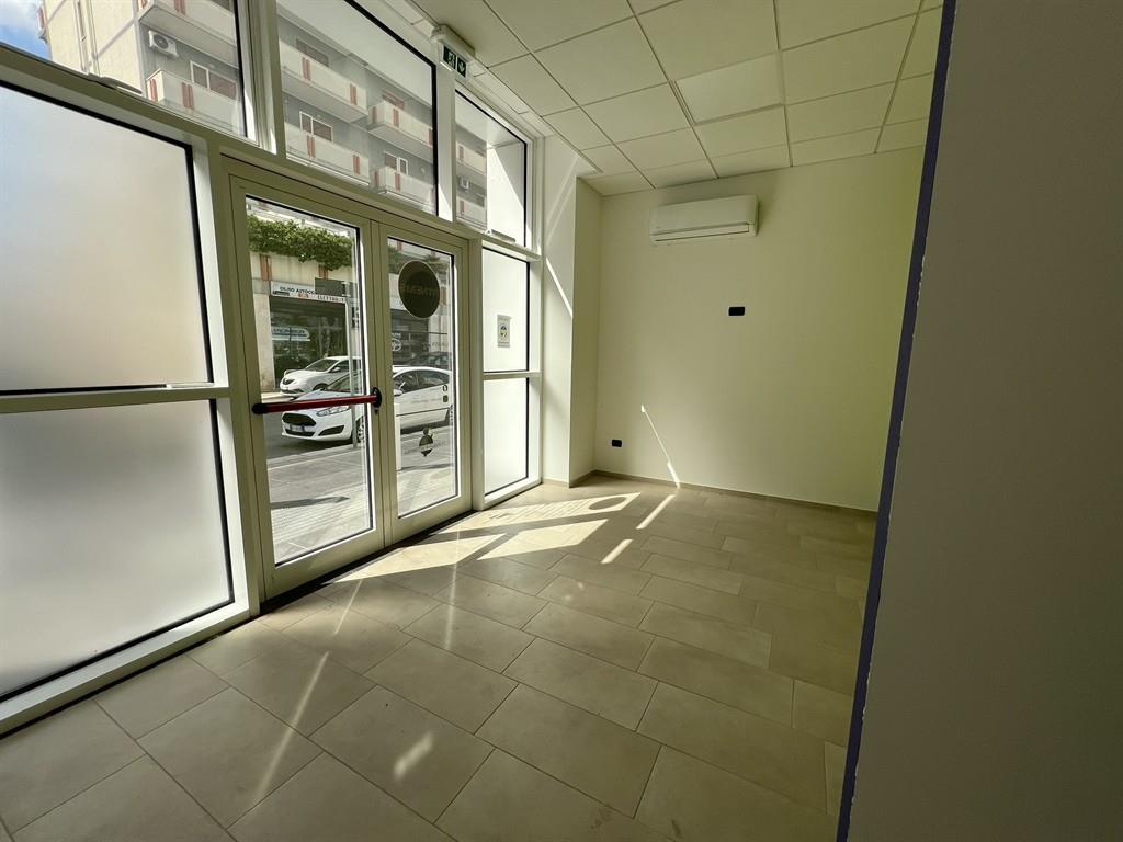 Negozio in Viale della Repubblica, Modugno, {3} - Foto 2