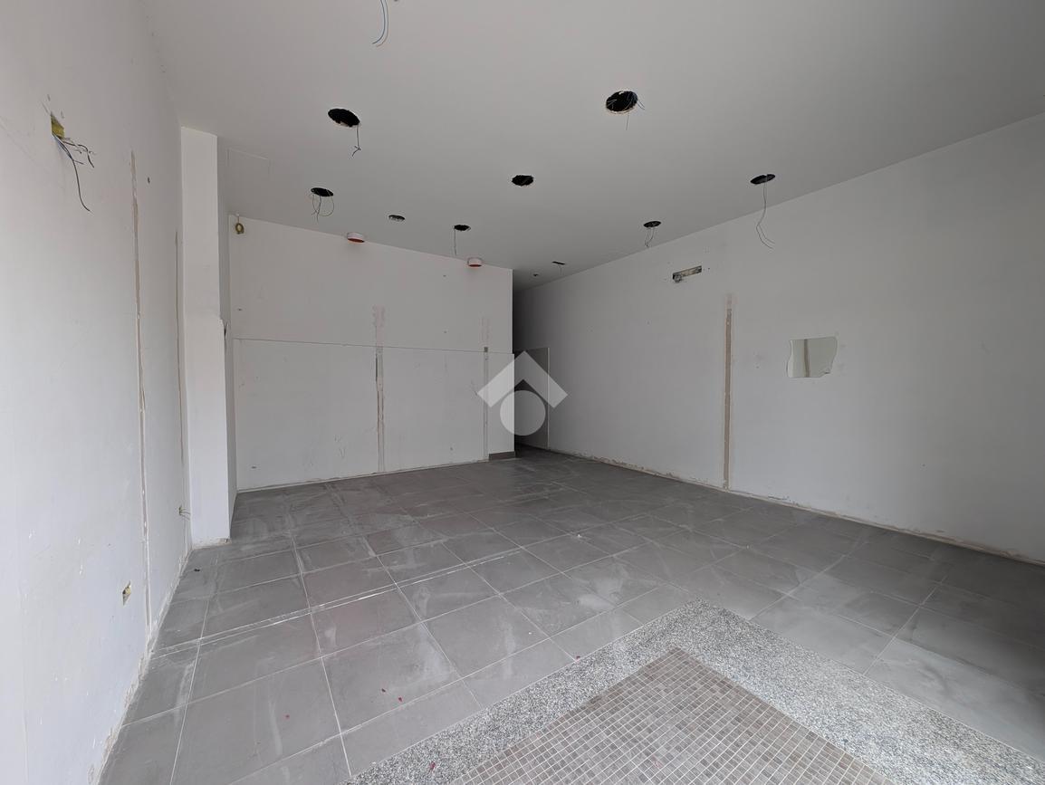 Negozio in Via Francesco Marchesiello 53, Caserta, {3} - Foto 2