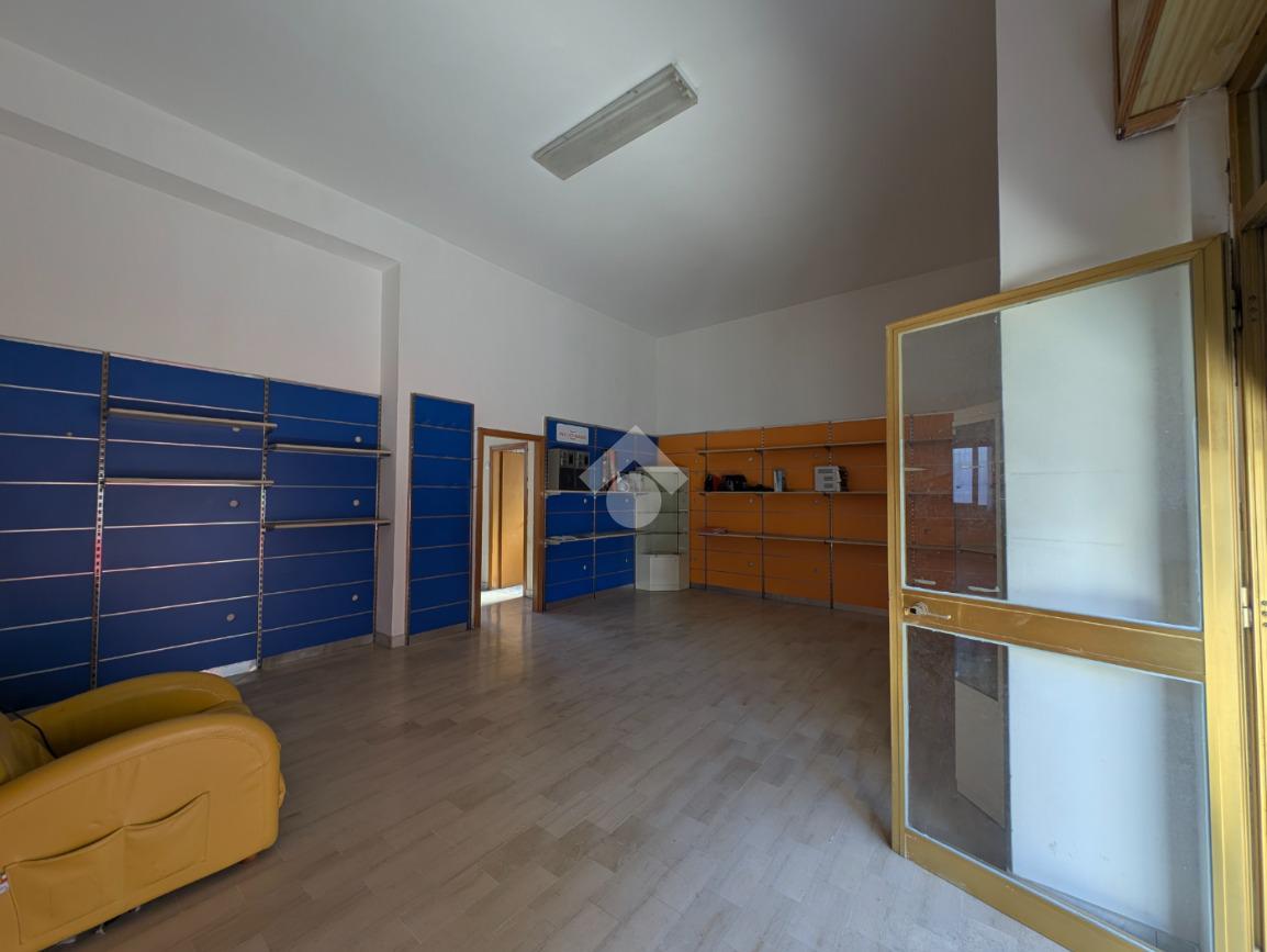 Negozio in Via Calzaretti 2, Santa Maria A Vico, {3} - Foto 2