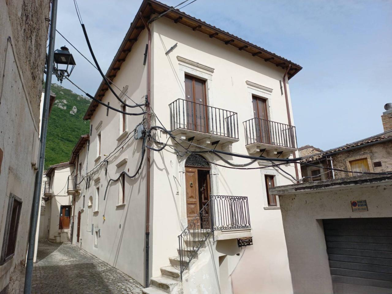 Casa indipendente in vendita a Villa Santa Lucia Degli Abruzzi