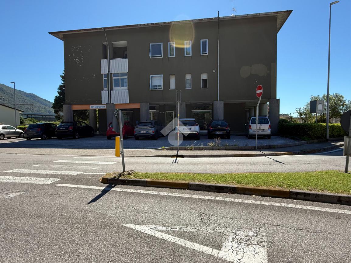 Negozio in Via Trasaghis 7, Gemona Del Friuli, {3} - Foto 1