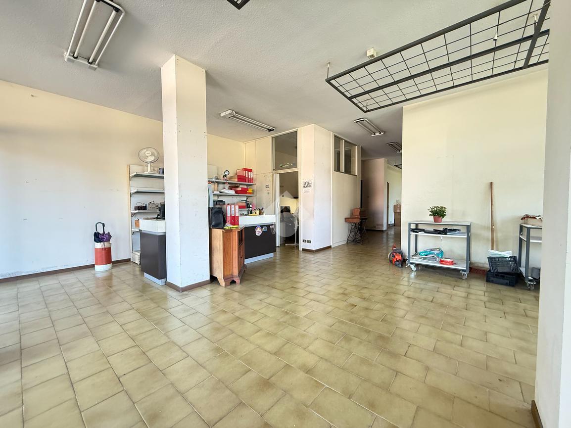 Negozio in Via Trasaghis 7, Gemona Del Friuli, {3} - Foto 2