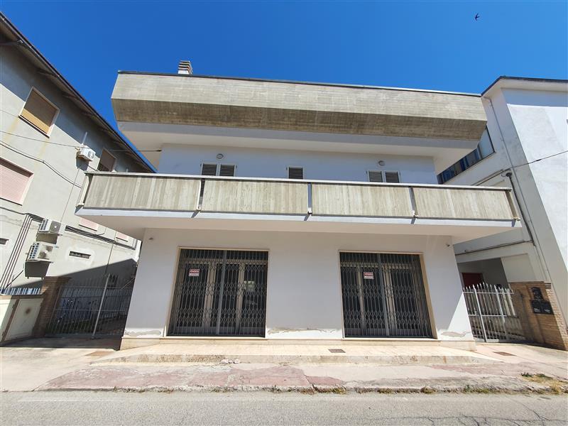 Palazzo in vendita a Alba Adriatica