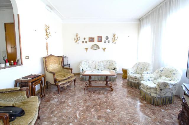 4-room flat in Via Cristoforo Colombo 26, Venezia - Photo 1