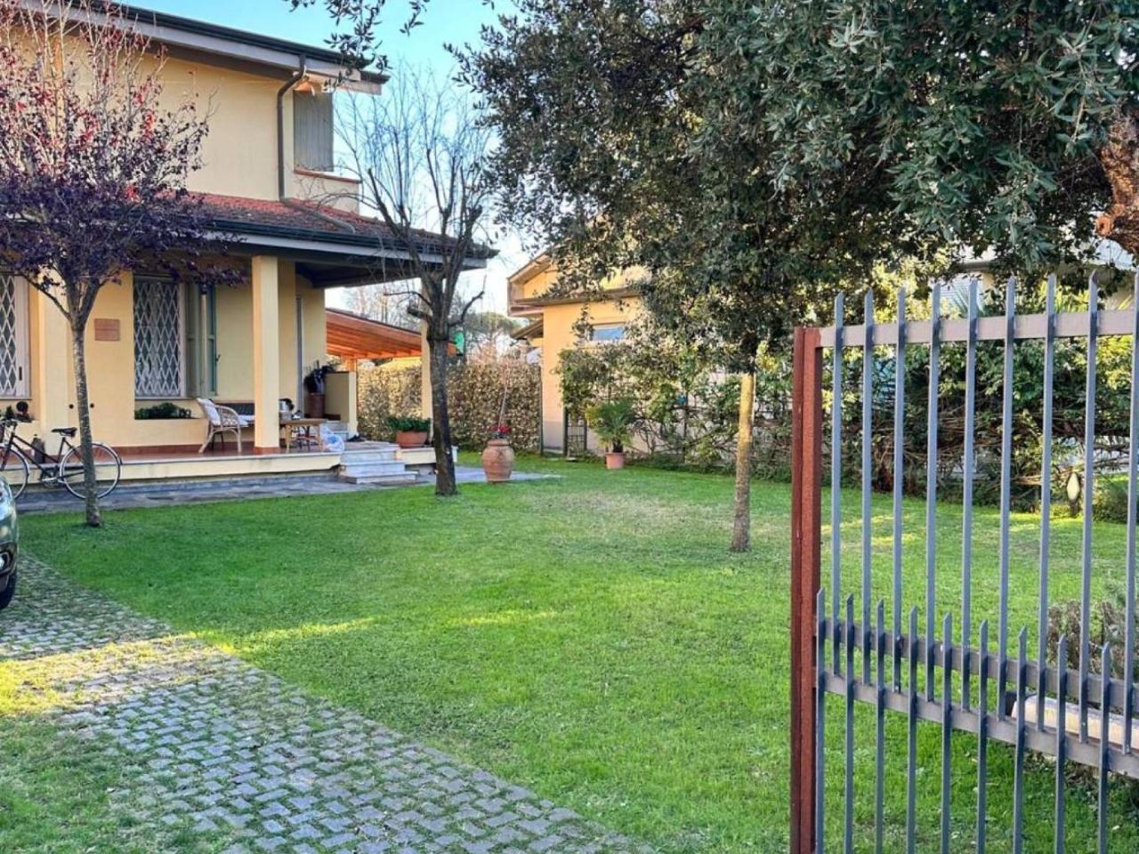 casa indipendente in vendita a Massa in zona Poveromo