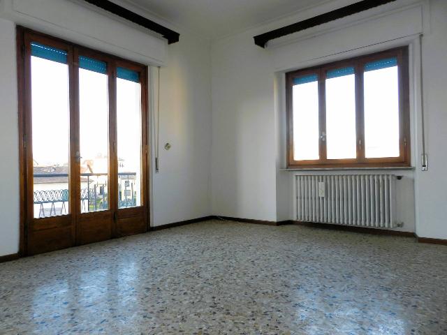 4-room flat in Viale Castracani, Lucca - Photo 1