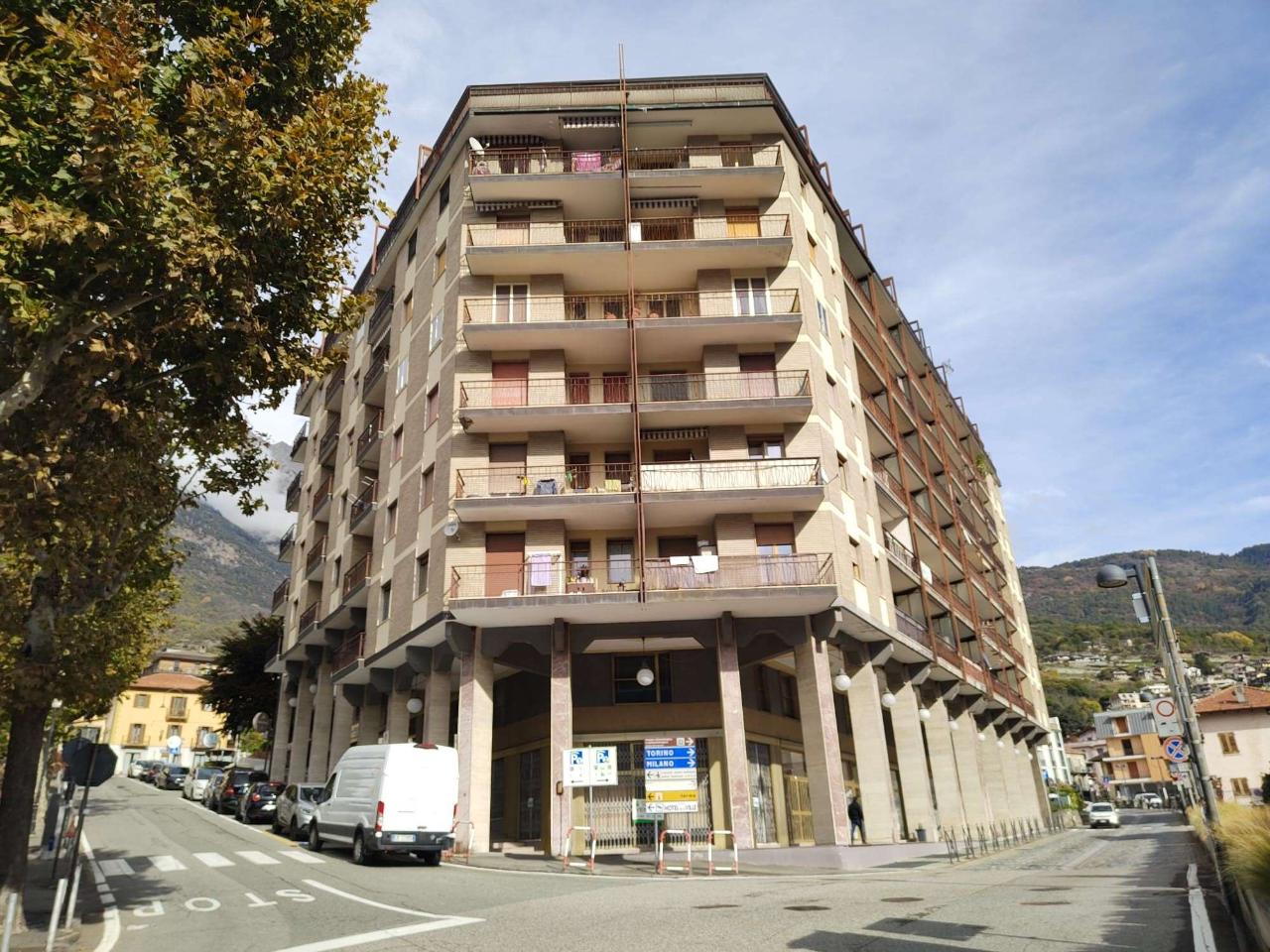 Negozio in Via Vuillerminaz 48, Saint Vincent, {3} - Foto 1