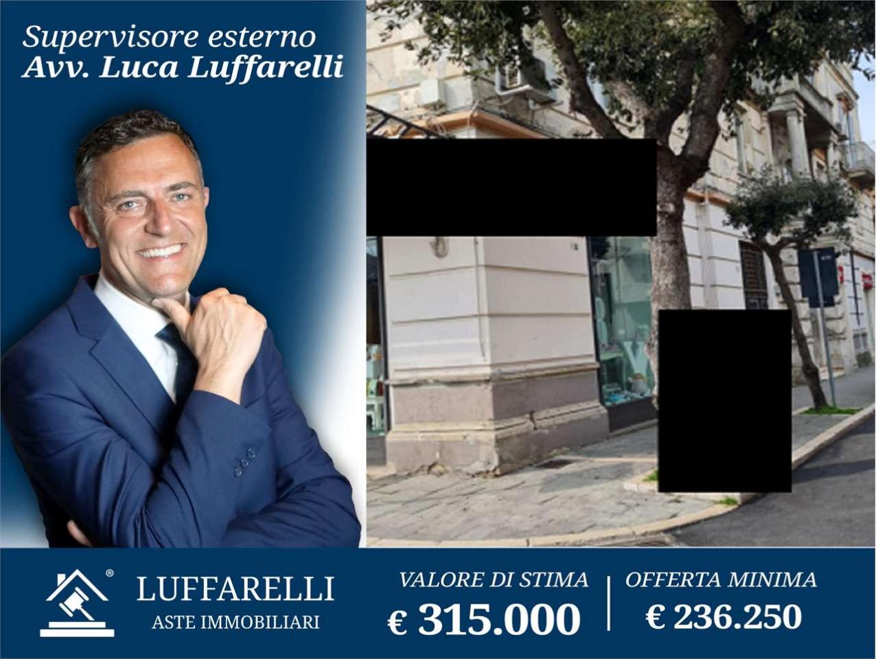 Negozio in Piazza della Vittoria 29, Ortona - Foto 1