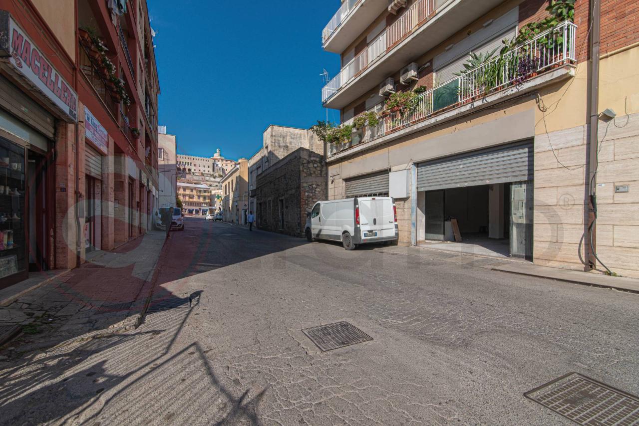 Negozio in Via Gregorio Antonelli 29, Terracina, {3} - Foto 1