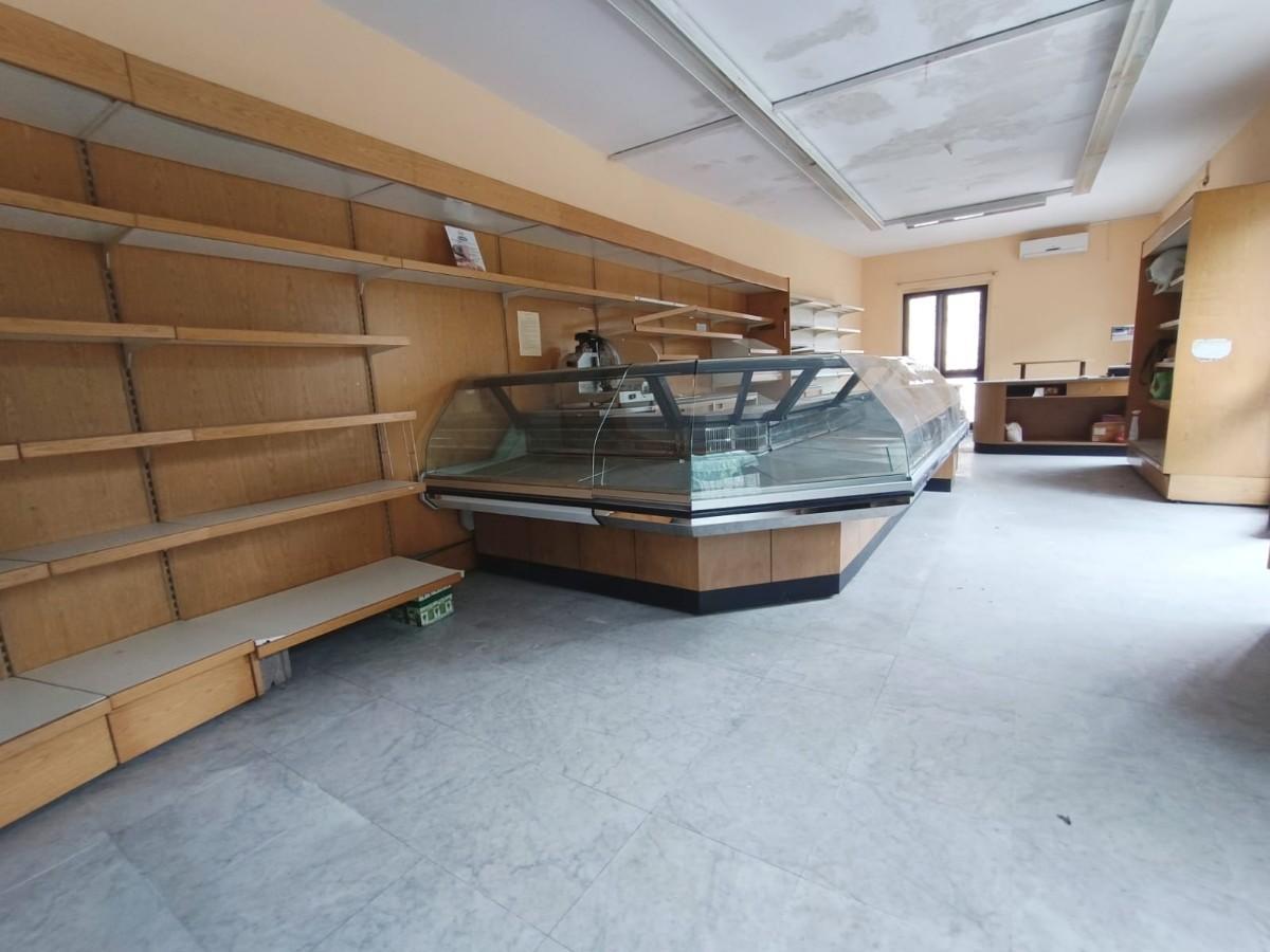 Locale commerciale in , Massa, {3} - Foto 1