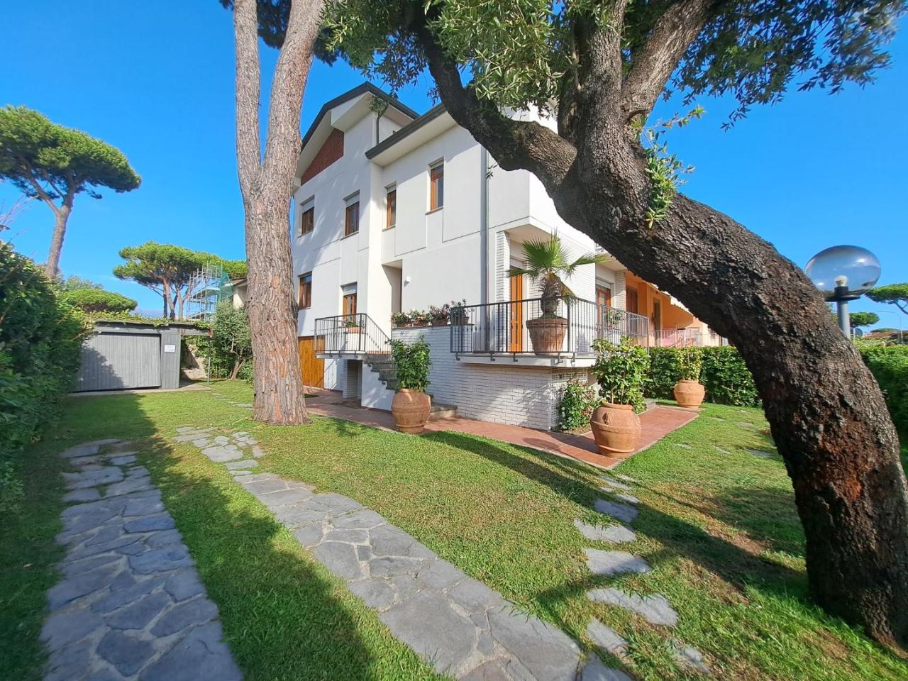 appartamento in vendita a Camaiore in zona Lido di Camaiore