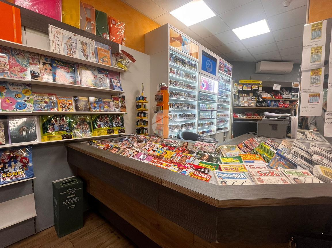 Negozio in Piazza Aldo Moro 6, Desenzano del Garda, {3} - Foto 1