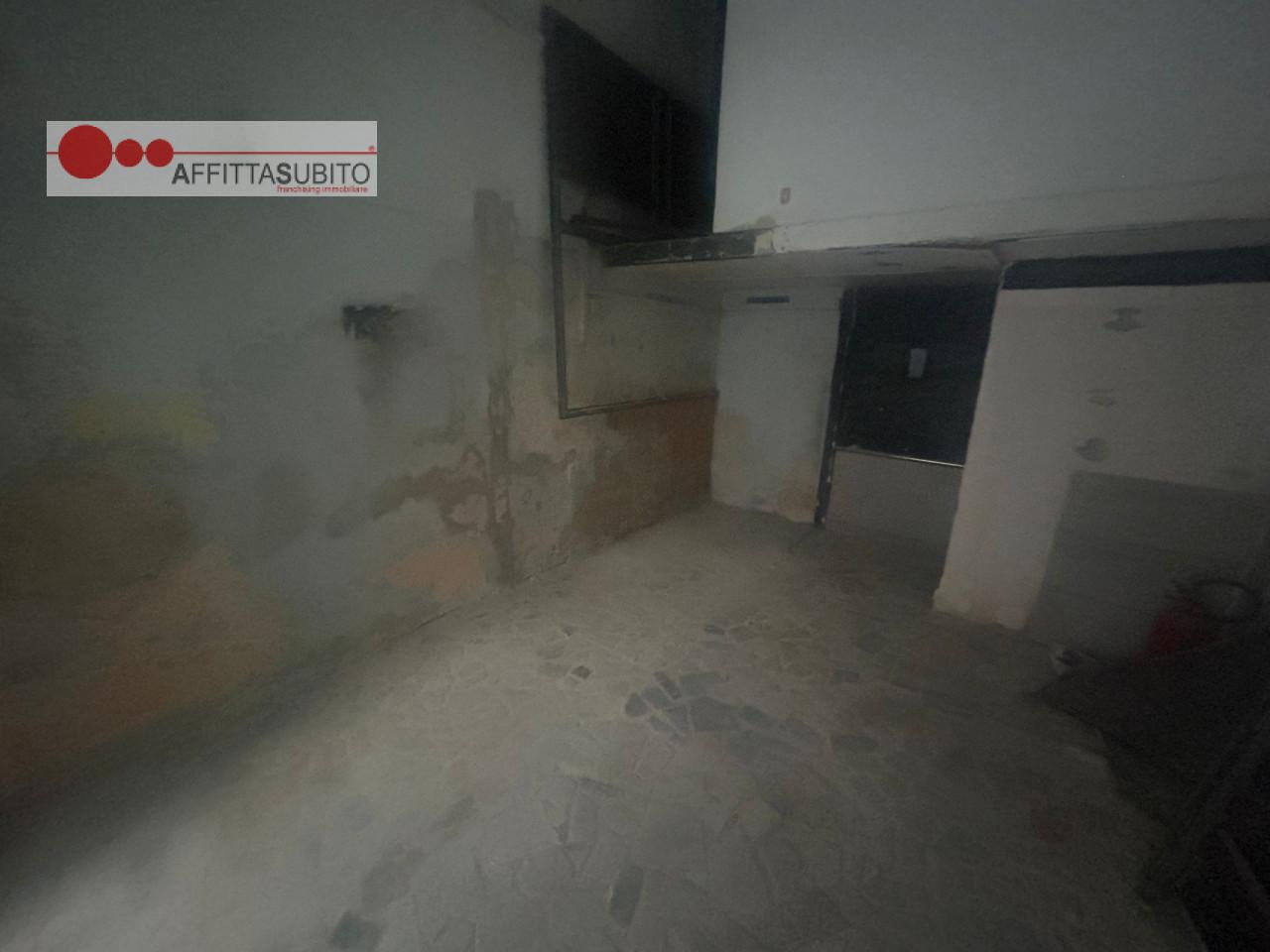 Esercizio commerciale in Via Gesu E Maria, Napoli, {3} - Foto 2