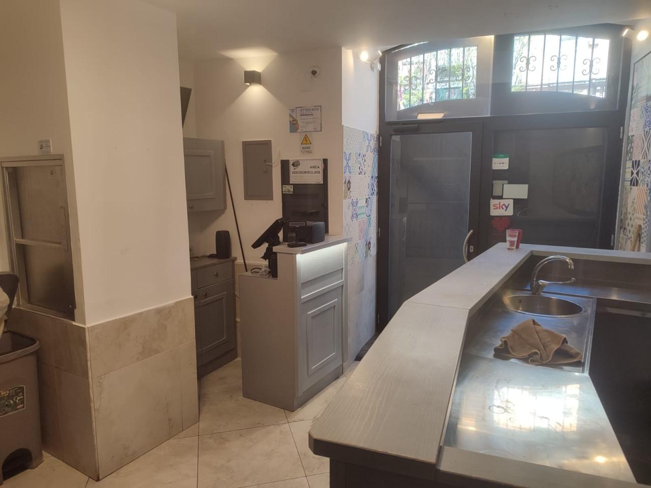 Esercizio commerciale in Via Foria 138, Napoli, {3} - Foto 1