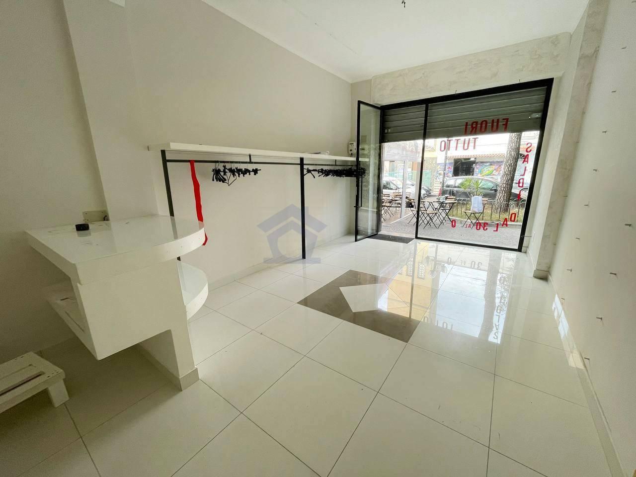 Negozio in Via Gino Alfani \ 27, Torre Annunziata, {3} - Foto 2