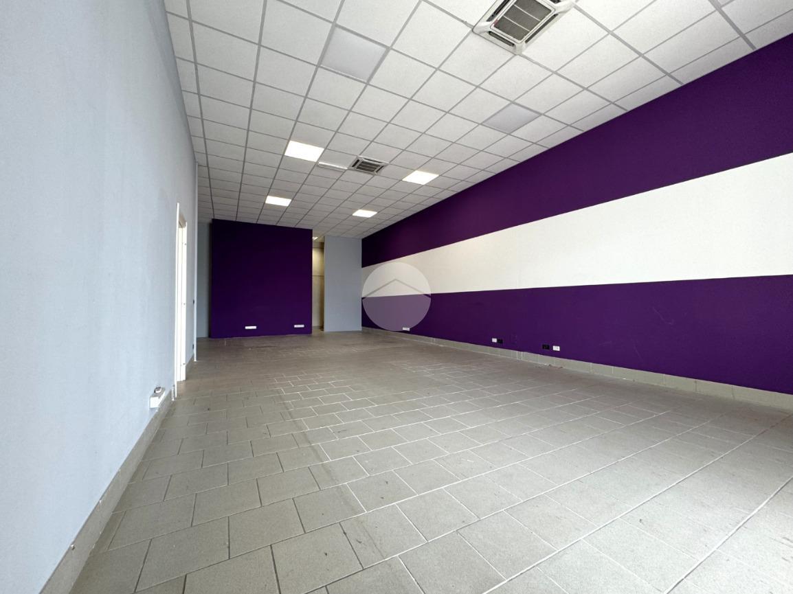 Negozio in Corso Vercelli 356, Ivrea, {3} - Foto 1