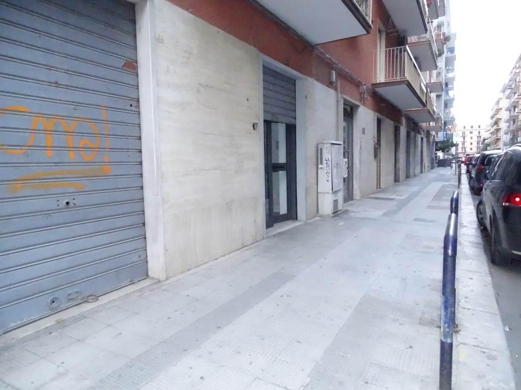 Negozio in Via Laterza, Bari, {3} - Foto 2
