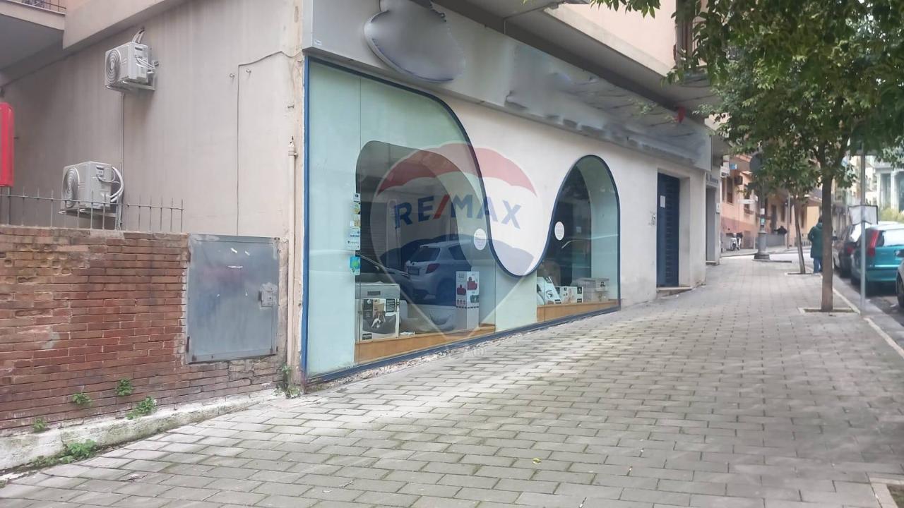 Negozio in Via Lorenzo Cavaliero 15-19, Salerno, {3} - Foto 2