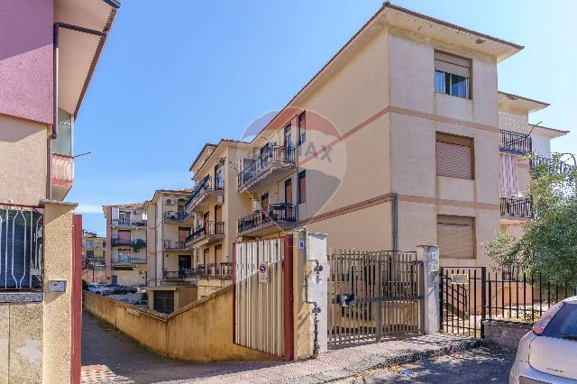 4-room flat in Via Alcide De Gasperi 17, Sant'Agata li Battiati - Photo 1