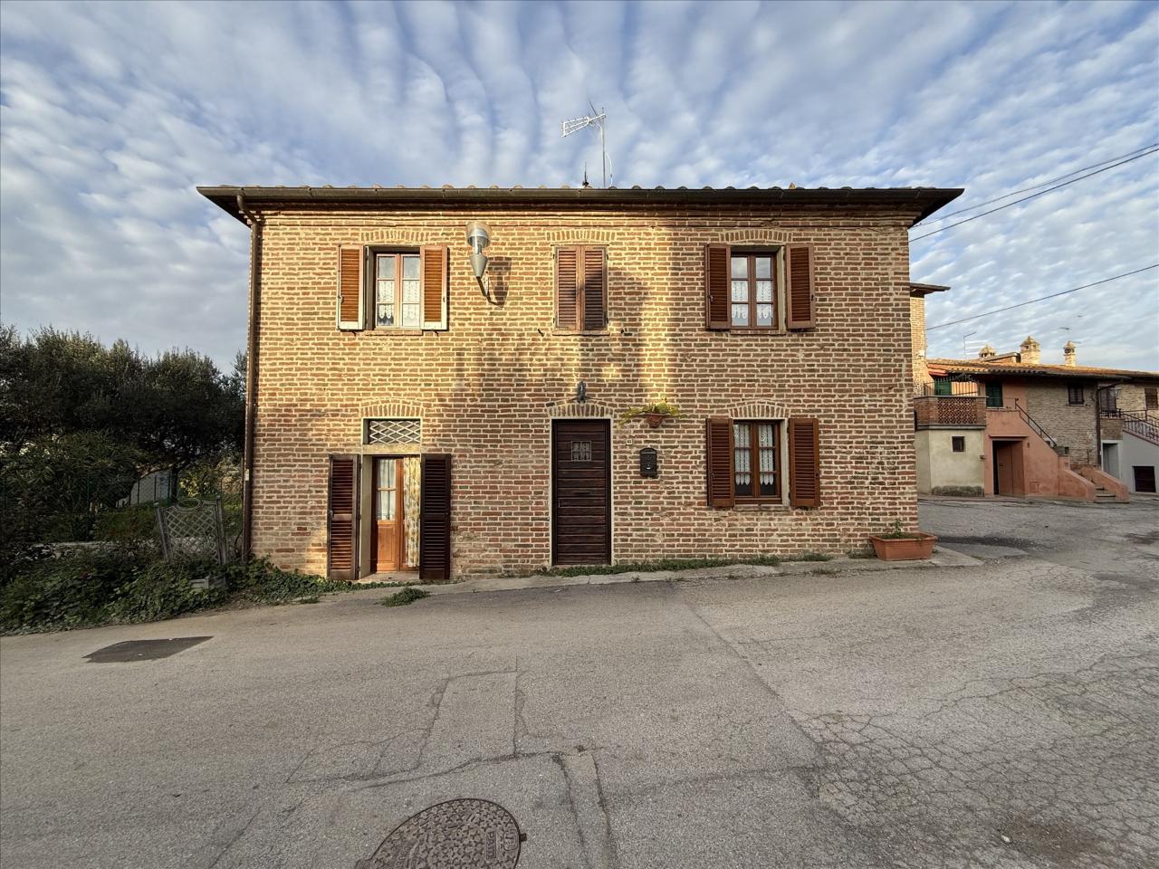 casa indipendente in vendita a Castiglione del Lago in zona Casamaggiore