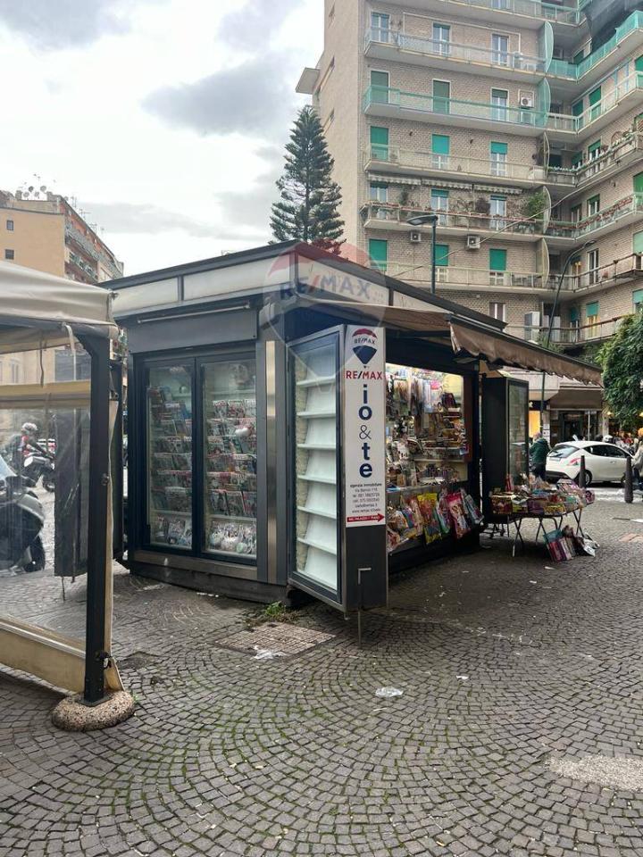 Esercizio commerciale in vendita a Napoli