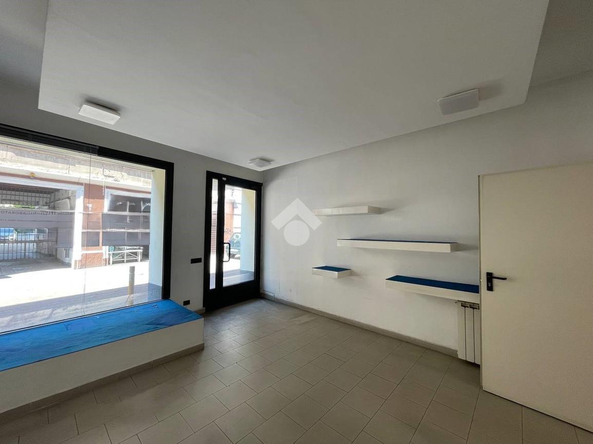 Negozio in Viale Toselli 70, Legnano, {3} - Foto 1
