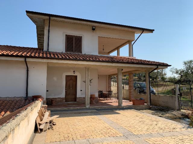 Detached house in Contrada Valle Lupo 13/B, Collecorvino - Photo 1