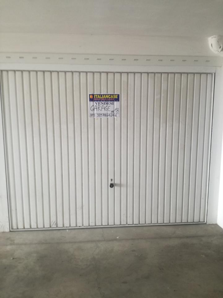 Parcheggio chiuso in , Citta' Sant'Angelo, {3} - Foto 2
