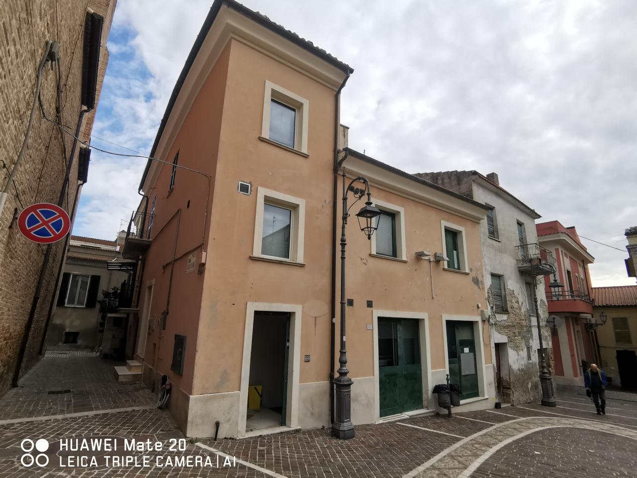 Palazzina commerciale in Via Camillo Benso Conte di Cavour 12, Moscufo, {3} - Foto 1