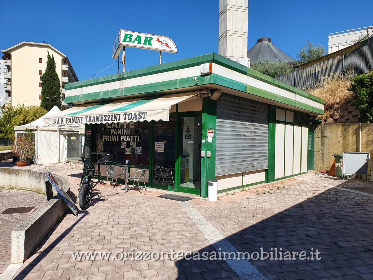 Esercizio commerciale in Via degli Iris, Ascoli Piceno, {3} - Foto 2