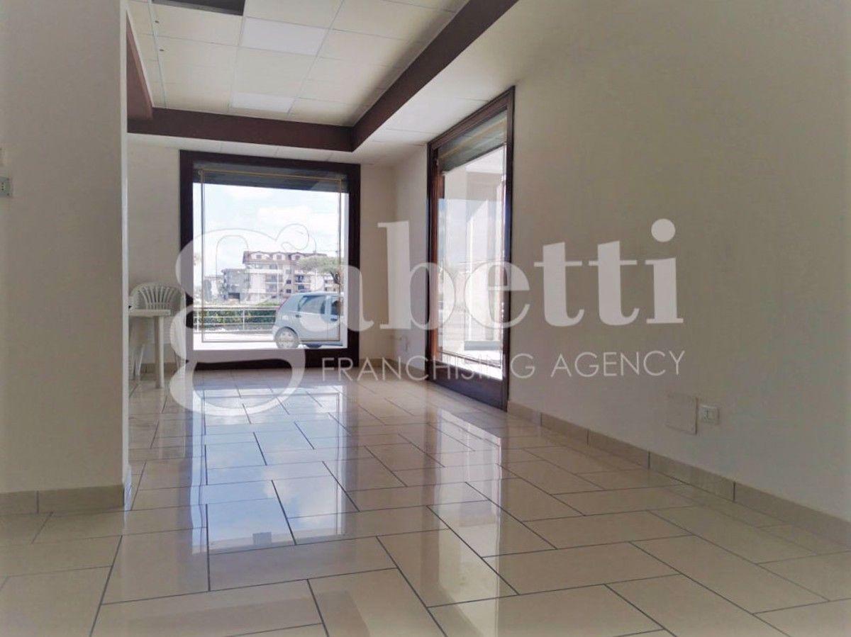 Negozio in Via IV Novembre 209, Trentola-Ducenta - Foto 1