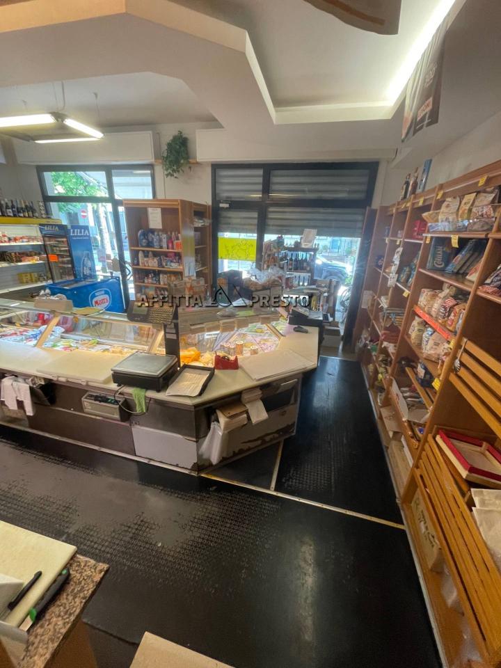 Esercizio commerciale in Viale San Salvador, Rimini, {3} - Foto 2