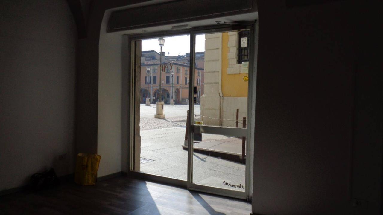 Negozio in Piazza Mercato S.N.C, Brescia, {3} - Foto 1