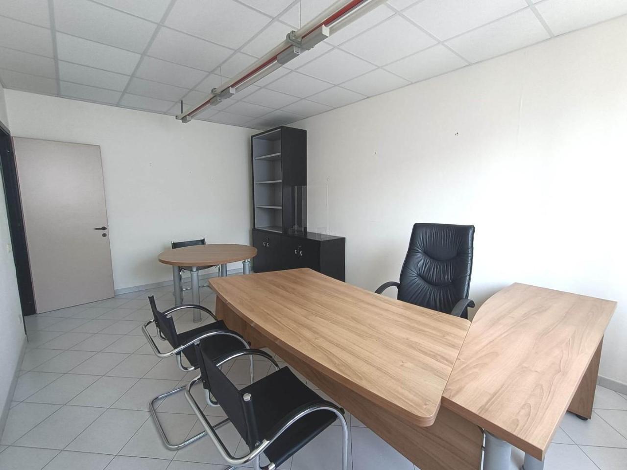 Ufficio in Le XX Settembre 222, Carrara, {3} - Foto 2