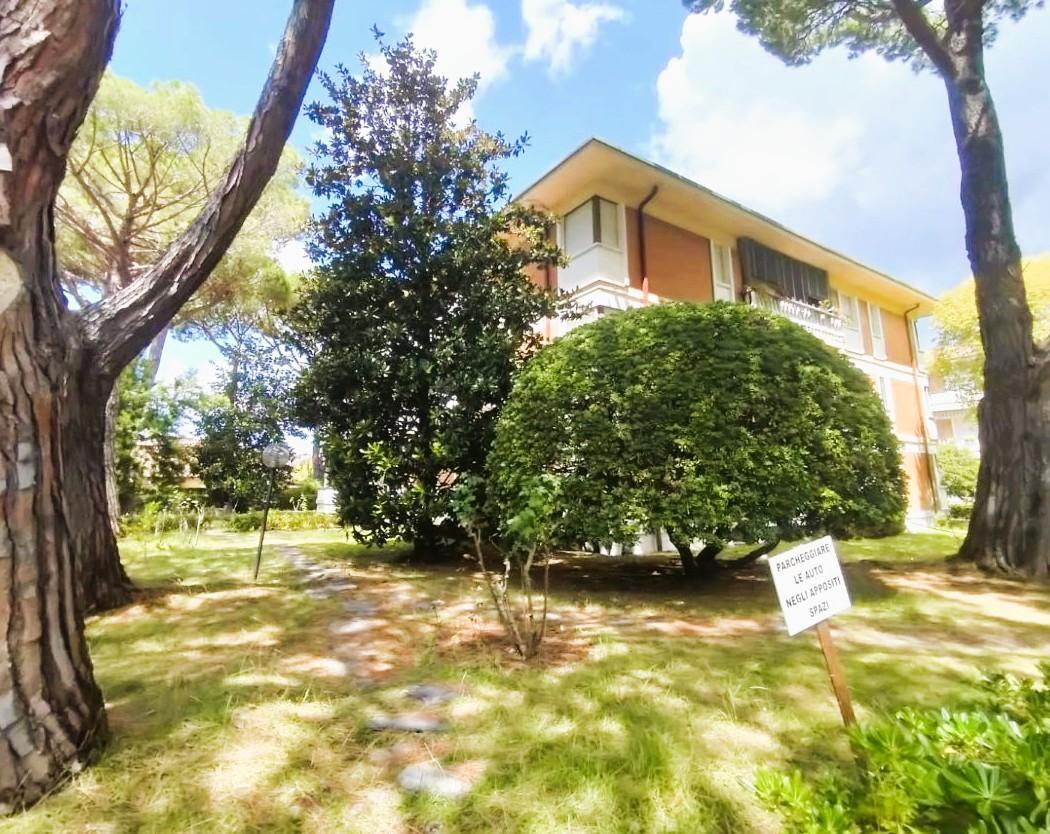 appartamento in vendita a Massa in zona Marina dei Ronchi