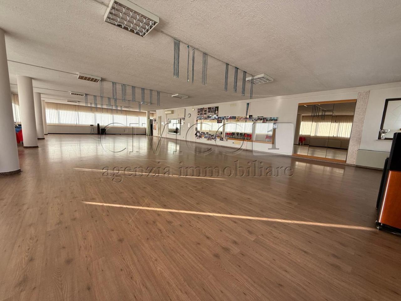 Palazzina commerciale in Via Italia Unita 1, Torri Di Quartesolo, {3} - Foto 2