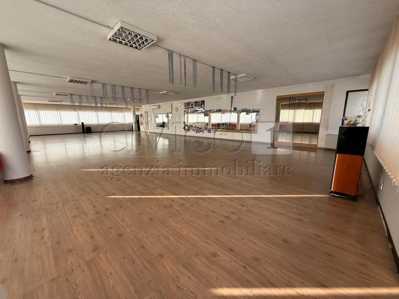Palazzina commerciale in Via Italia Unita 1, Torri Di Quartesolo, {3} - Foto 1