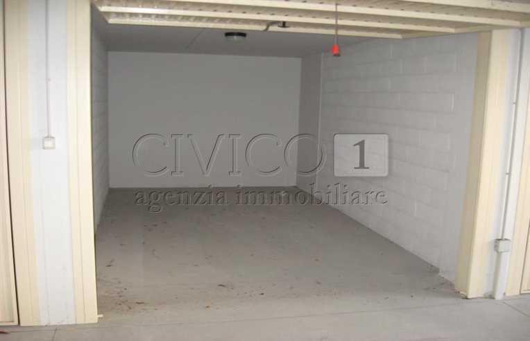 Parcheggio chiuso in Via IV Novembre 5, Torri di Quartesolo - Foto 1