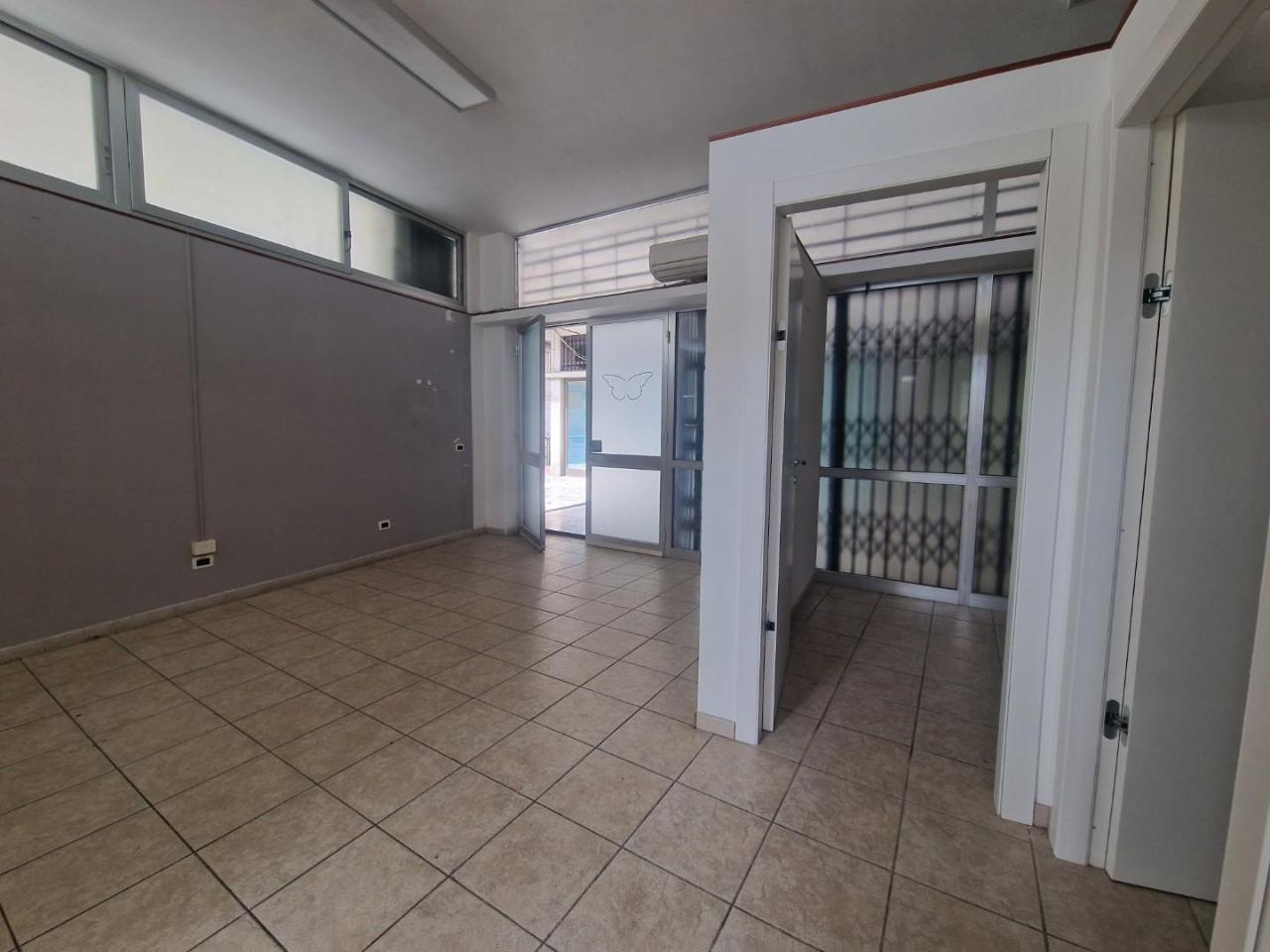 Locale commerciale in , Carrara, {3} - Foto 1