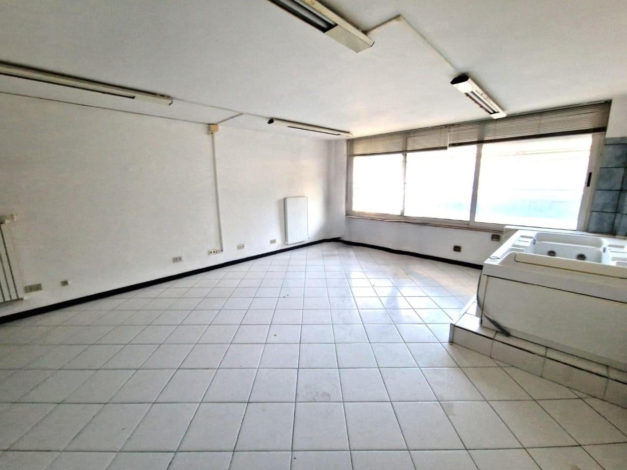 Locale commerciale in , Carrara, {3} - Foto 2