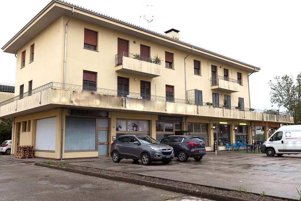 Negozio in vendita a Cento