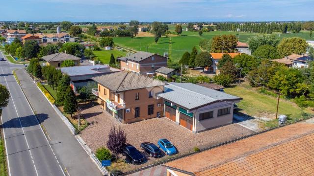 Detached house in Via Eugenio Curiel 1, Castelnovo di Sotto - Photo 1