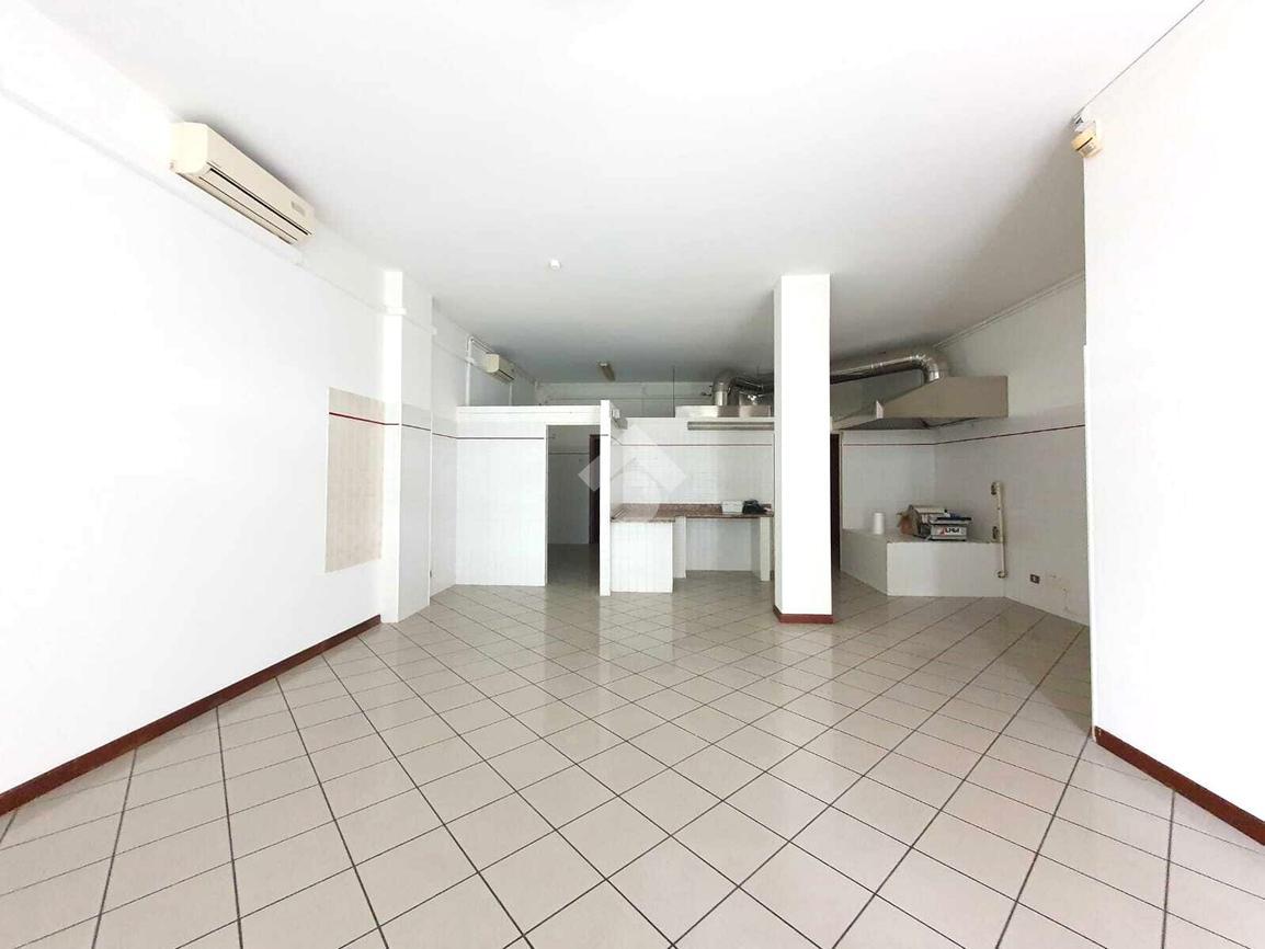 Negozio in Via G. Perlasca 14, Masera' Di Padova, {3} - Foto 2