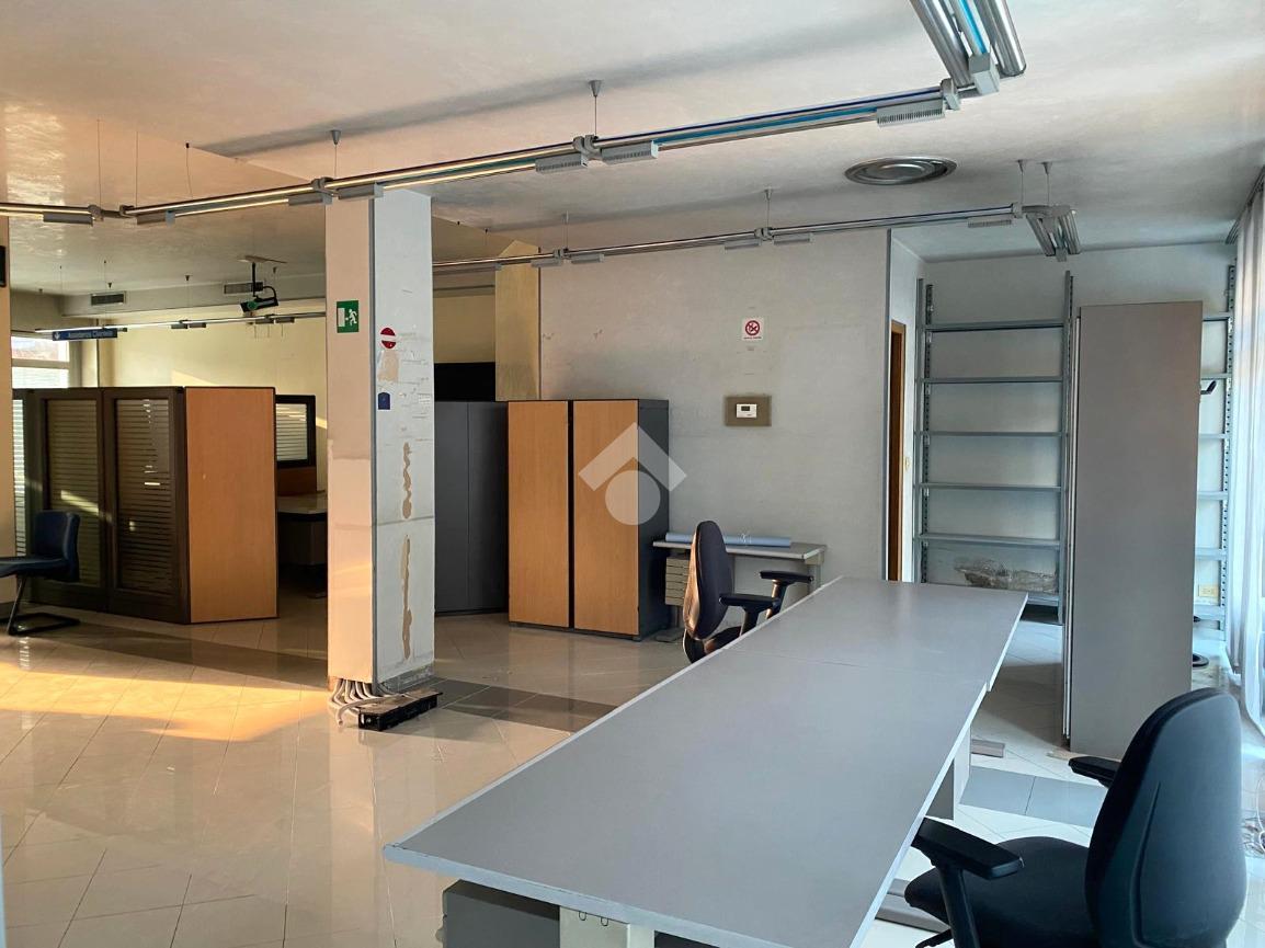 Negozio in Via Pietro Ceoldo 13, Padova, {3} - Foto 2