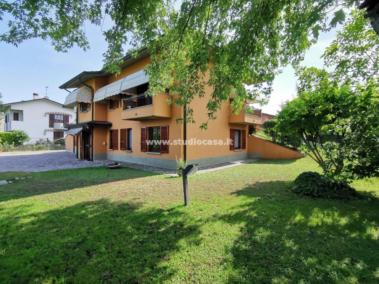 Villa quadrifamiliare in vendita a Casirate D'Adda