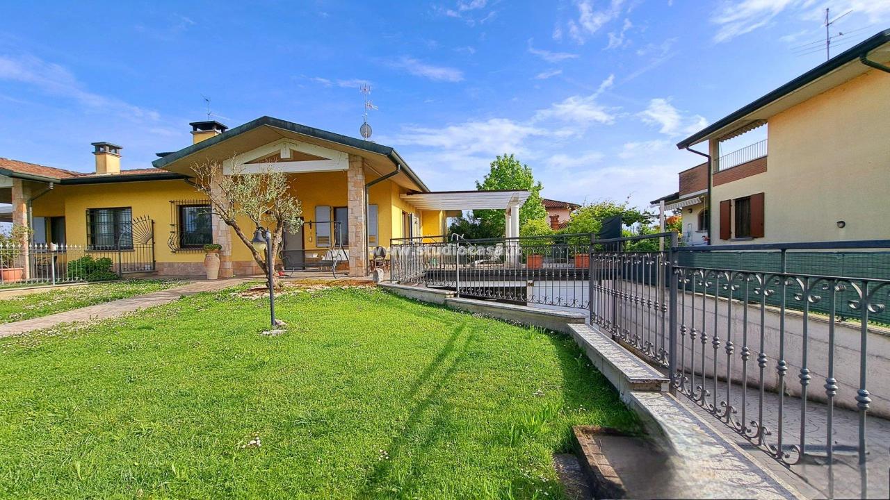 Villa bifamiliare in vendita a Mozzanica