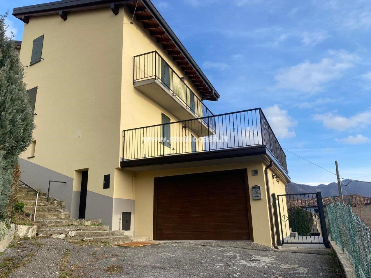 Villa bifamiliare in vendita a Costa Di Serina