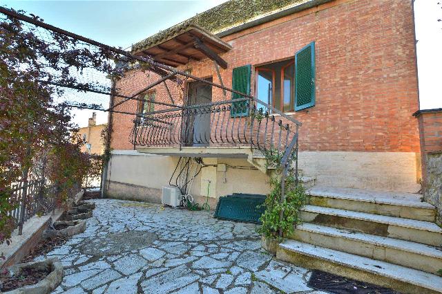 4-room flat in Via Cesere Pavese, Montalcino - Photo 1