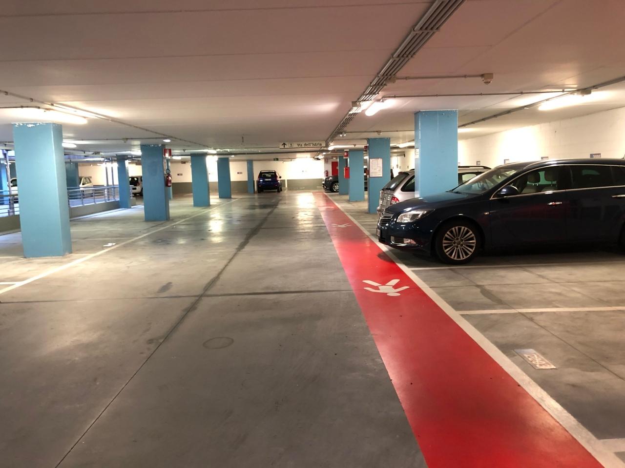 Parcheggio chiuso in Campo San Giacomo, Trieste - Foto 1