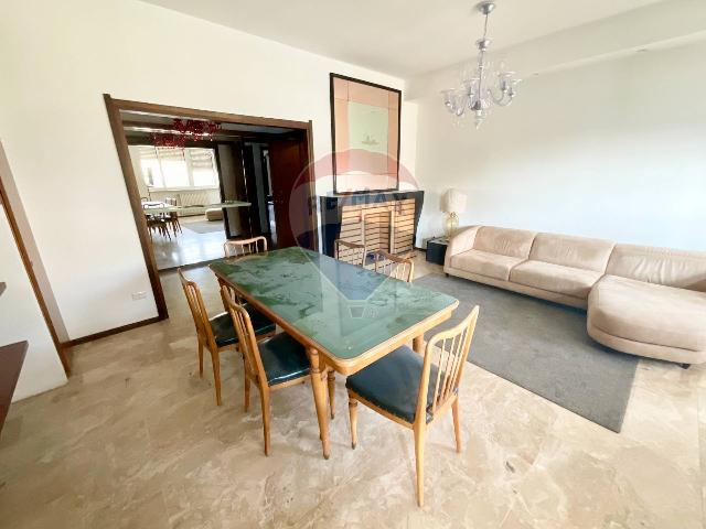 4-room flat in Via Sporting Mirasole 41, Opera - Photo 1